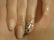 क्रीम में तंग बिल्ली